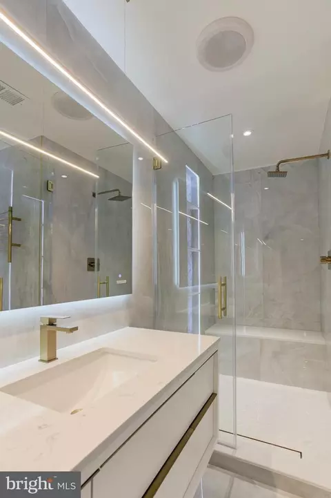 Bath - 6857 Saint Albans Rd, Mclean, VA 22101 photo 7 of 18