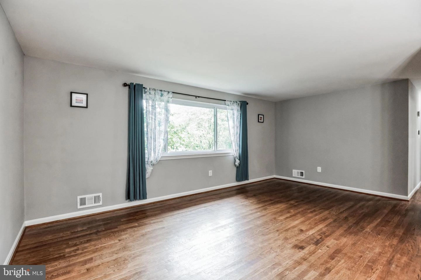 Living - 5505 Ventnor Ln, Springfield, VA 22151 photo 2 of 4