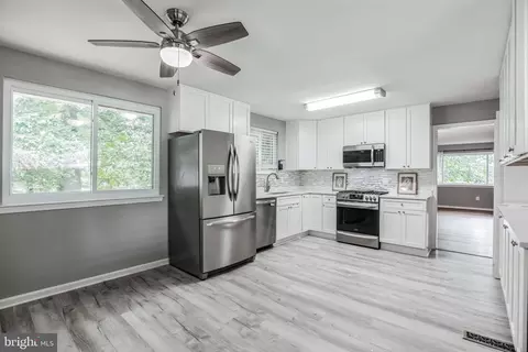 Entry Way - 5505 Ventnor Ln, Springfield, VA 22151 photo 3 of 6