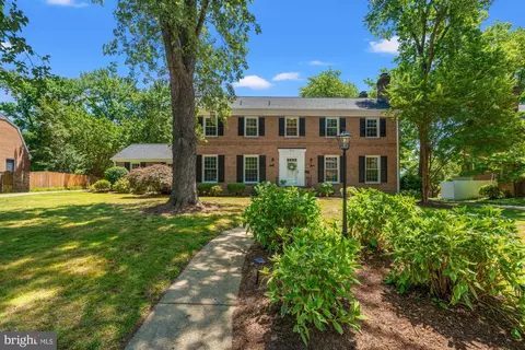 824 Emerald Dr, Alexandria, VA 22308