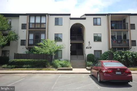 619 Center St #T1, Herndon, VA 20170