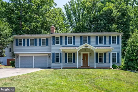 8025 Diving Cliff Ln, Springfield, VA 22153