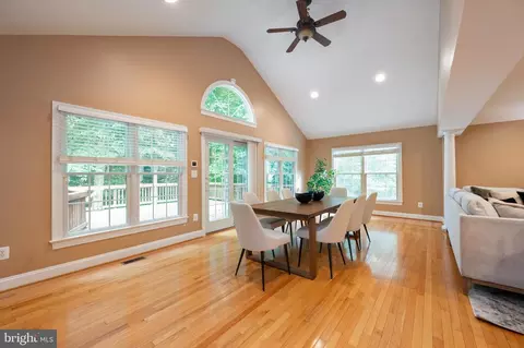 8025 Diving Cliff Ln, Springfield, VA 22153 photo 5