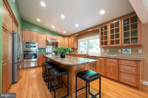 8025 Diving Cliff Ln, Springfield, VA 22153 photo 2