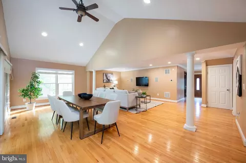 8025 Diving Cliff Ln, Springfield, VA 22153 photo 6