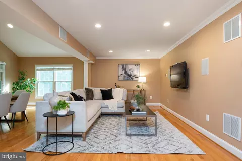 8025 Diving Cliff Ln, Springfield, VA 22153 photo 8