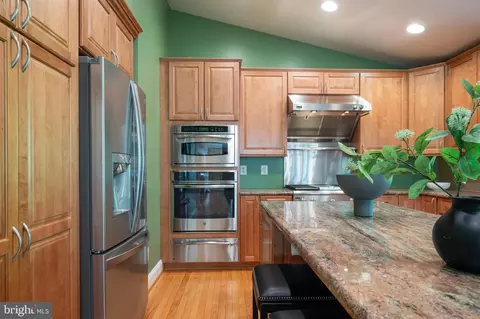8025 Diving Cliff Ln, Springfield, VA 22153 photo 4