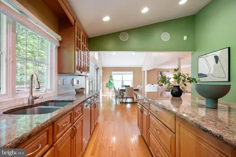 8025 Diving Cliff Ln, Springfield, VA 22153 photo 3