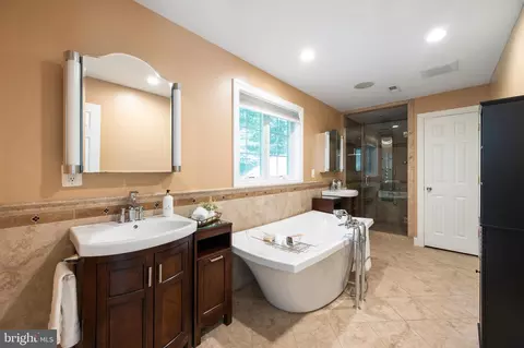 8025 Diving Cliff Ln, Springfield, VA 22153 photo 15