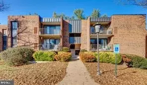 4404 Island Pl #104, Annandale, VA 22003