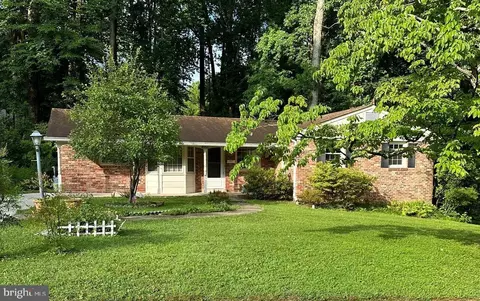 4913 Red Fox Dr, Annandale, VA 22003