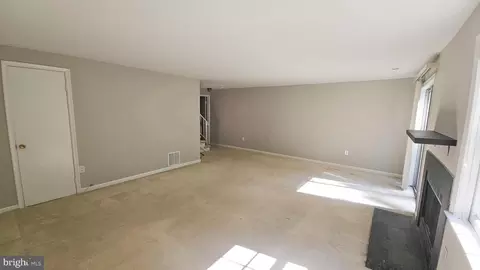 Living - 7340 Rolling Oak Ln, Springfield, VA 22153 photo 11 of 18