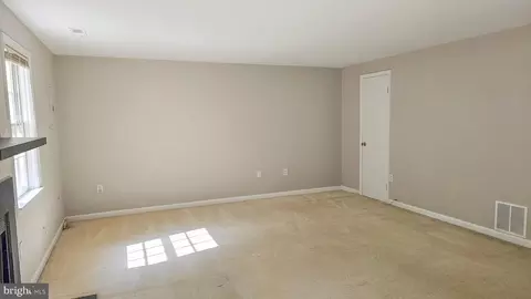Living - 7340 Rolling Oak Ln, Springfield, VA 22153 photo 6 of 18
