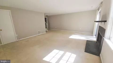 Living - 7340 Rolling Oak Ln, Springfield, VA 22153 photo 10 of 18