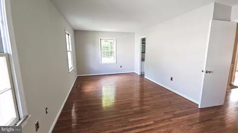 Living - 7340 Rolling Oak Ln, Springfield, VA 22153 photo 14 of 18