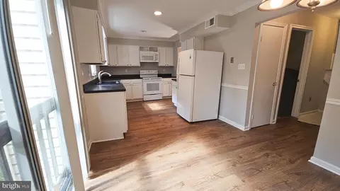 Entry Way - 7340 Rolling Oak Ln, Springfield, VA 22153 photo 6 of 17