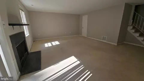 Living - 7340 Rolling Oak Ln, Springfield, VA 22153 photo 7 of 18
