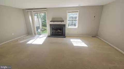 Living - 7340 Rolling Oak Ln, Springfield, VA 22153 photo 13 of 18
