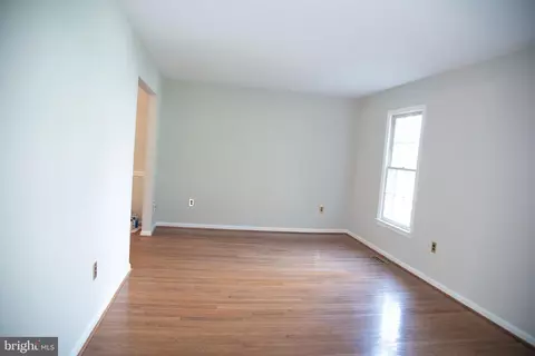Living - 7340 Rolling Oak Ln, Springfield, VA 22153 photo 16 of 18