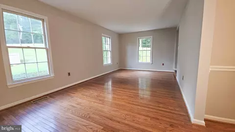Living - 7340 Rolling Oak Ln, Springfield, VA 22153 photo 4 of 18