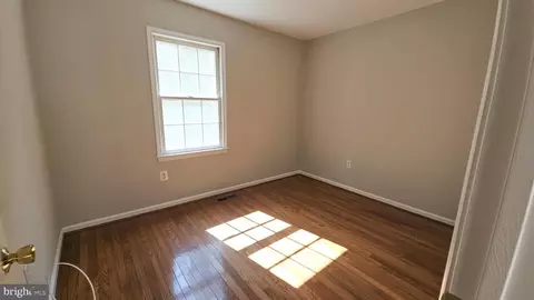 Bedroom - 7340 Rolling Oak Ln, Springfield, VA 22153 photo 7 of 10