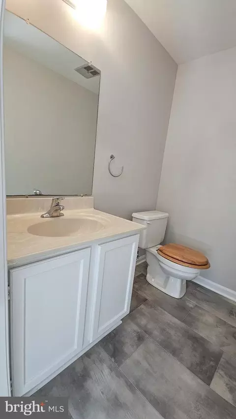Bath - 7340 Rolling Oak Ln, Springfield, VA 22153 photo 7 of 19