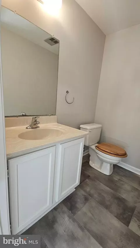 Bath - 7340 Rolling Oak Ln, Springfield, VA 22153 photo 8 of 19