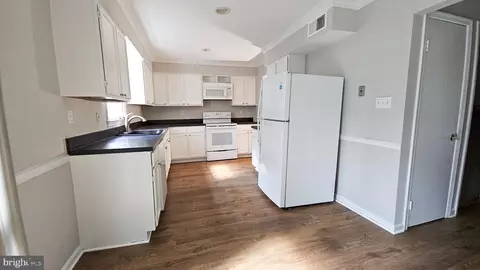 Entry Way - 7340 Rolling Oak Ln, Springfield, VA 22153 photo 5 of 17