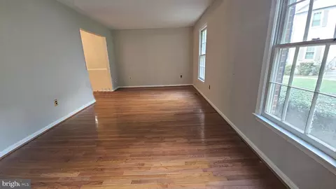 Living - 7340 Rolling Oak Ln, Springfield, VA 22153 photo 5 of 18