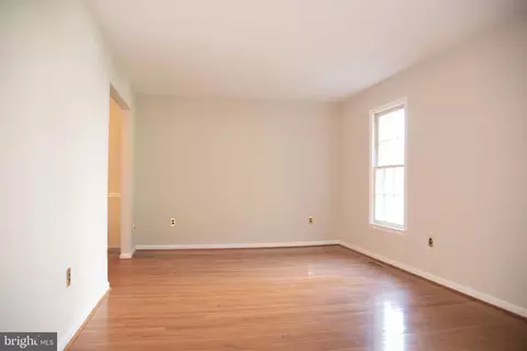 Living - 7340 Rolling Oak Ln, Springfield, VA 22153 photo 15 of 18