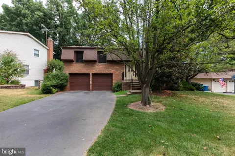 8822 Arley Dr, Springfield, VA 22153 photo 2
