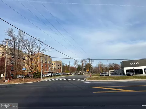 8529 Woodlawn Ct, Alexandria, VA 22309