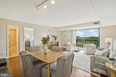 3800 Powell Ln #1115, Falls Church, VA 22041