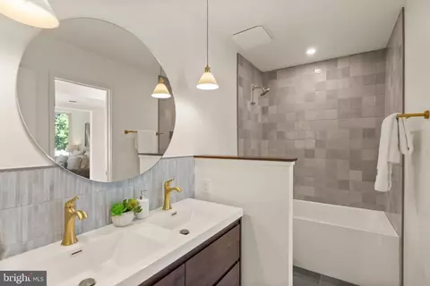Bath - 11519 Hickory Cluster, Reston, VA 20190 photo 2 of 3