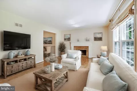 1708 Burning Tree Dr, Vienna, VA 22182 photo 6