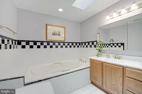 1708 Burning Tree Dr, Vienna, VA 22182 photo 31