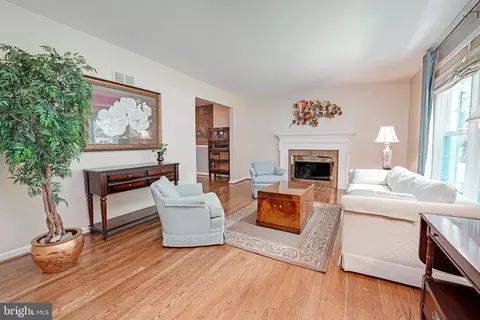 1708 Burning Tree Dr, Vienna, VA 22182 photo 4