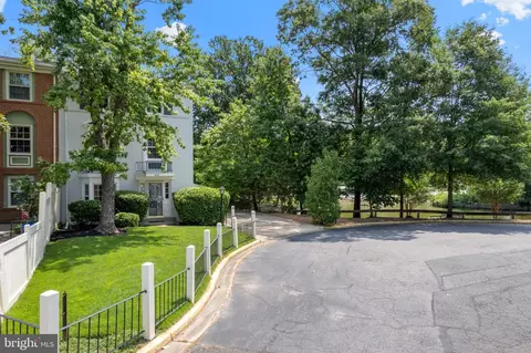8131 Pinelake Ct, Alexandria, VA 22309