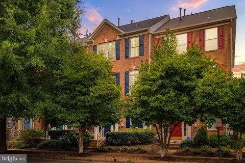 2768 Manhattan Pl, Vienna, VA 22180