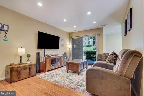 3322 Woodburn Village Dr #11, Annandale, VA 22003