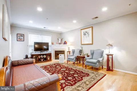 3840 Lightfoot St #246, Chantilly, VA 20151