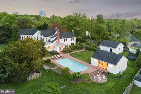 8452 Holly Leaf Dr, Mclean, VA 22102