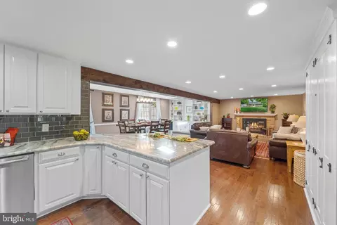 Kitchen - 7561 Vogels Way, Springfield, VA 22153 photo 4 of 10