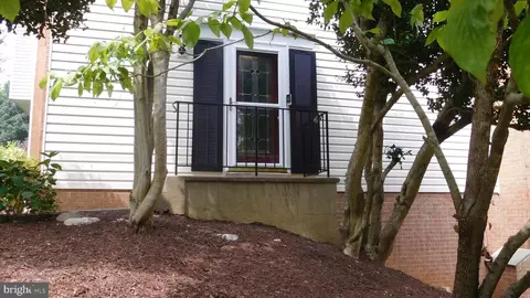 8328 Uxbridge Ct, Springfield, VA 22151 photo 4