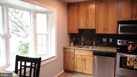 8328 Uxbridge Ct, Springfield, VA 22151 photo 5