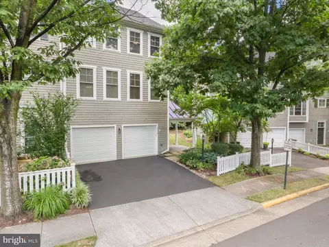 2546 Brenton Point Dr, Reston, VA 20191