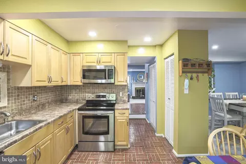 Entry Way - 7838 Marconi Ct, Springfield, VA 22153 photo 5 of 8