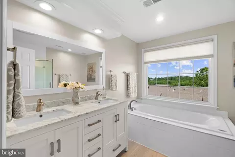 6242 Split Creek Ln, Alexandria, VA 22312