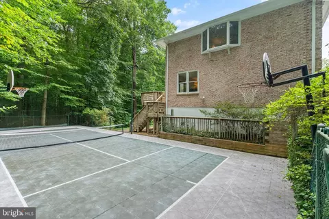 Exterior - 6501 Anna Maria Ct, Mclean, VA 22101 photo 4 of 8