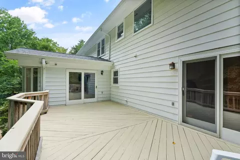 Exterior - 6501 Anna Maria Ct, Mclean, VA 22101 photo 6 of 8